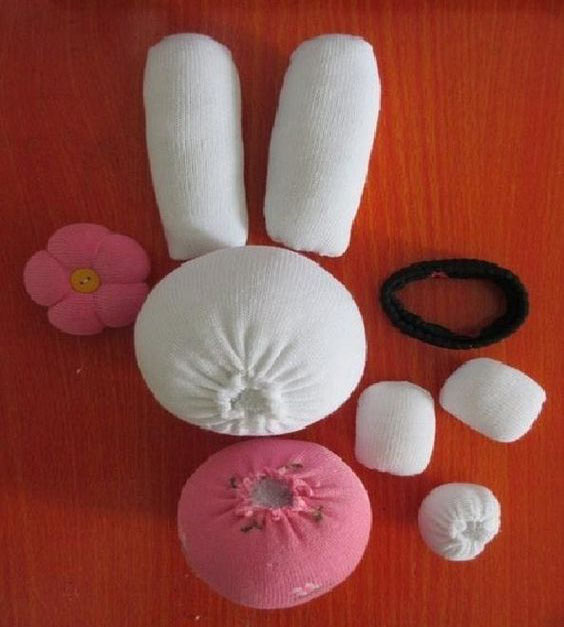 عکس مراحل درست کردن عروسک جورابی خرگوش صورتی