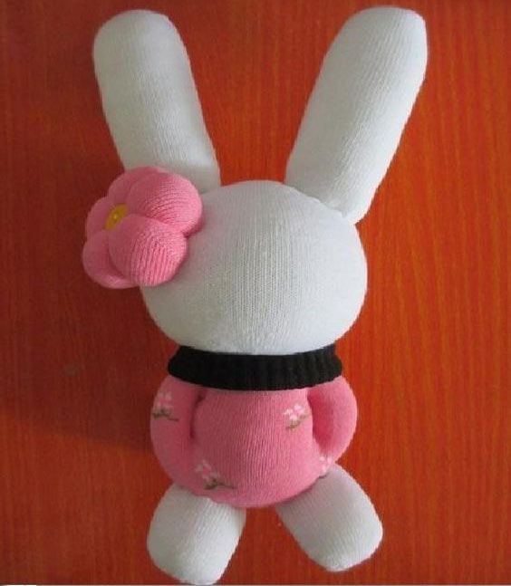 عکس مراحل درست کردن عروسک جورابی خرگوش صورتی