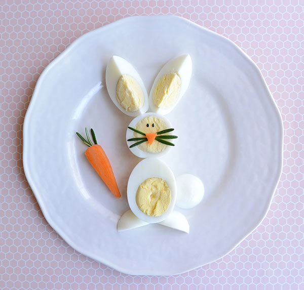 عکس تزیین تخم مرغ پخته به شکل خرگوش 