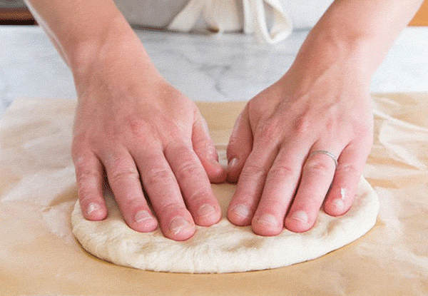 پهن کردن خمیر پیتزا