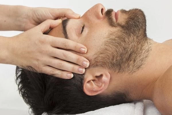 درمان ریزش مو در مردان: با ۱۰ روش خانگی موثر از طاسی جلوگیری کنید!