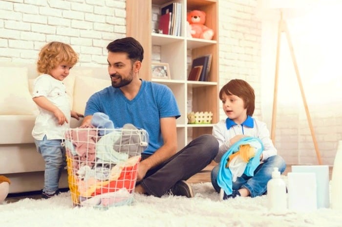 دلیل و فواید مهم همکاری کودکان در کارهای خانه