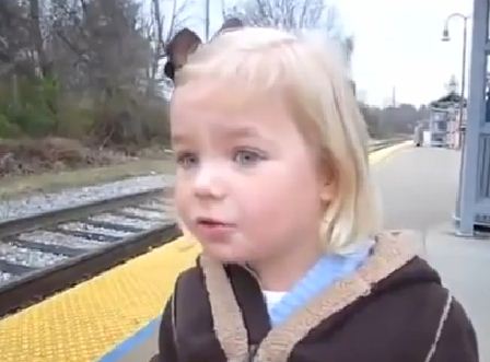 دختر بچه ای که برای اولین بار قطار میبیند