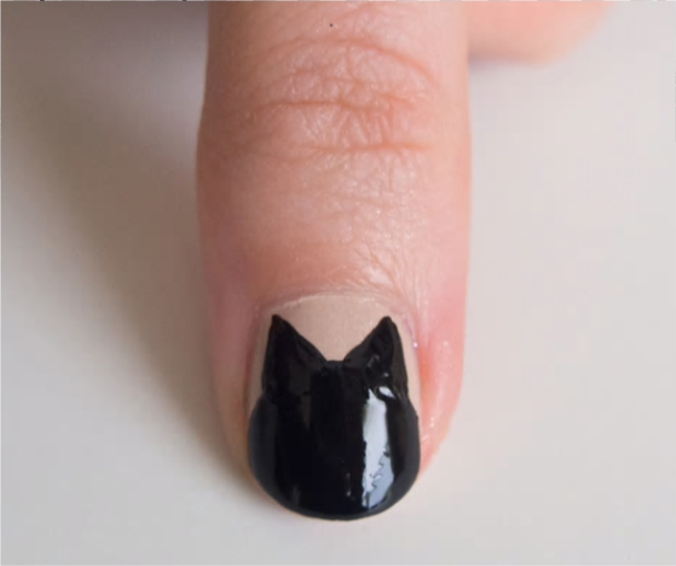 3 - طراحی و  مانیکور روی ناخن به شکل گربه سیاه