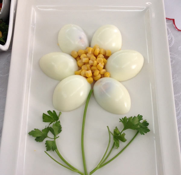 عکس تزیین تخم مرغ پخته به شکل گل 