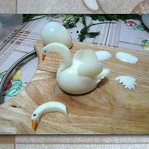 عکس تزیین تخم مرغ پخته به شکل قو