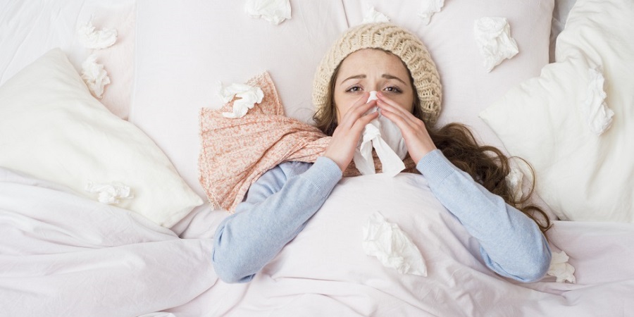 high fever she is blowing nose BAlJHwFnZb - اشتباهاتی که باعث بیشتر شدن دوره سرماخوردگی و انفولانزا میشوند