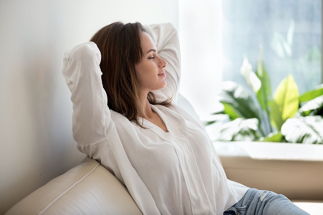 6 relaxed woman - راههای طبیعی تقویت سیستم ایمنی بدن در مقابل کرونا