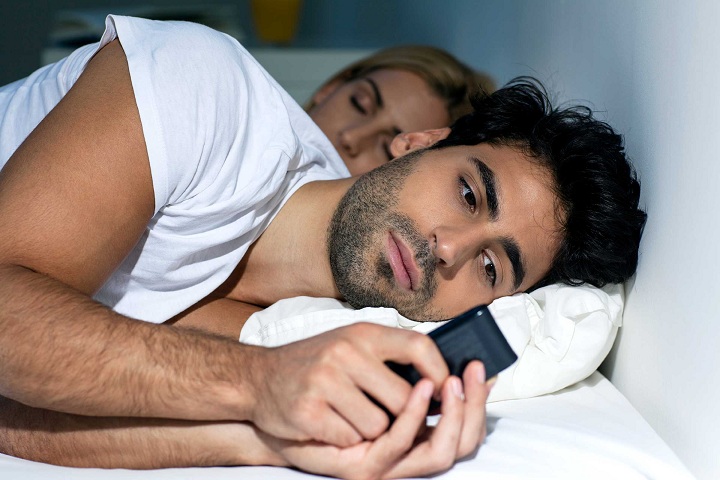 06 cheating signs phone - چرا زنها و مردها به هم خیانت میکنند؟