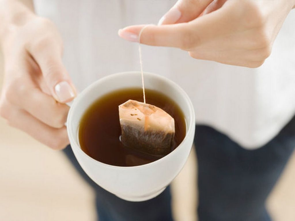 cup of tea bag 1024x768 - حل مشکلات روزمره با چای کیسه ای