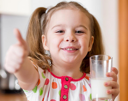تشویق کودکان به خوردن شیر