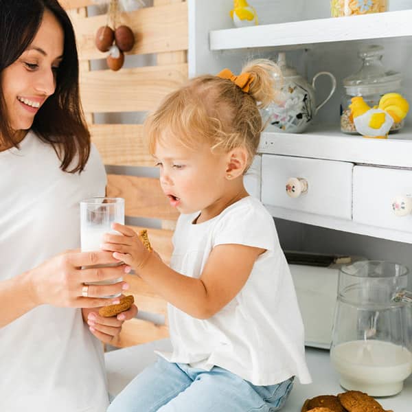 تشویق کودکان به خوردن شیر