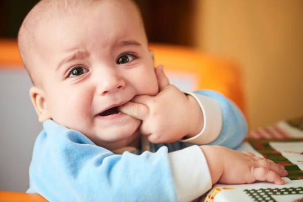 علائم دندان درآوردن نوزاد و تسکین درد دندان نوزاد
