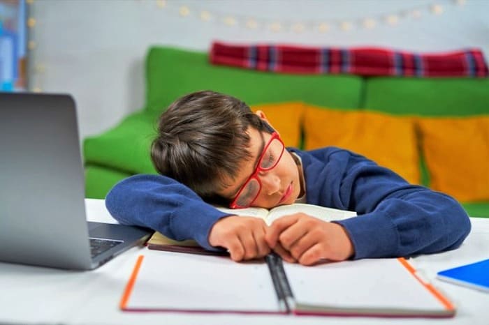 دلیل اصلی خواب آلودگی درس خواندن 