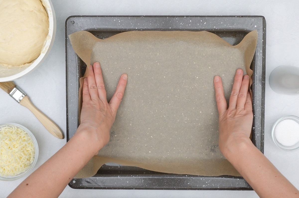 فرارو | طرز تهیه کاغذ روغنی خانگی برای کیک و شیرینی