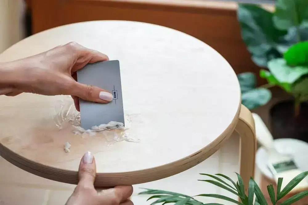 راهنمای تخصصی و کامل پاک کردن چسب قطره‌ای از انواع سطوح